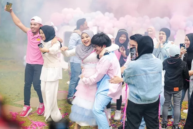 Keseruan pesta gender reveal Atta Halilintar dan Aurel Hermansyah (Instagram @attahalilintar)