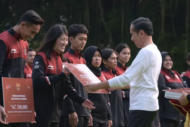 Presiden Jokowi menerima sekaligus memberikan bonus dan apresiasi kepada para atlet SEA Games ke-32 Kamboja, di halaman depan Istana Merdeka, Jakarta, Senin (05/06/2023).