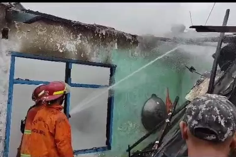 Dalam 12 Menit, Damkar Kota Bogor Berhasil Padamkan Api yang Lalap Rumah 2 Lantai di Kedung Halang