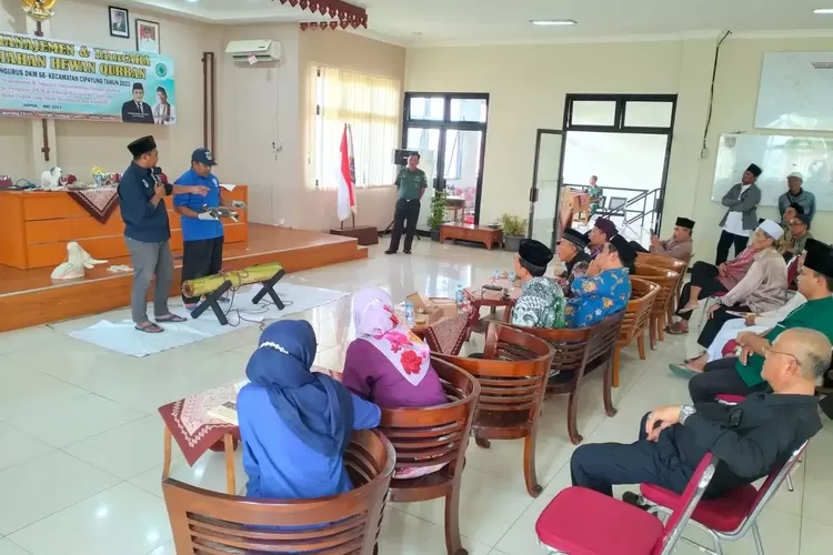 SOSIALISASI : Para ketua dan pengurus DKM se-Kecamatan Cipayung mengikuti pelatihan manajemen dan tata cara penyembelihan hewan kurban, di Aula Kantor Kecamatan Cipayung.