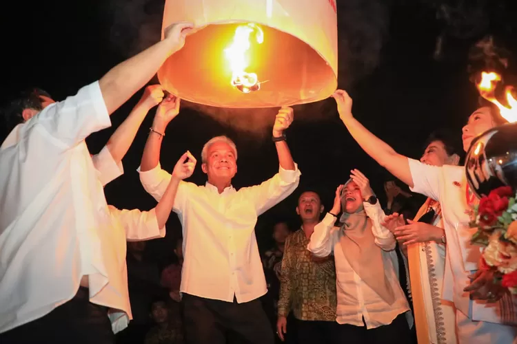 Perayaan Waisak di Candi Borobudur yang dihadiri oleh Gubernur Jateng Ganjar Pranowo.  (Humas Jateng)