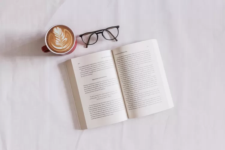 buku dan kopi untuk menemani hari-hari Anda (Photo by Sincerely Media on Unsplash)