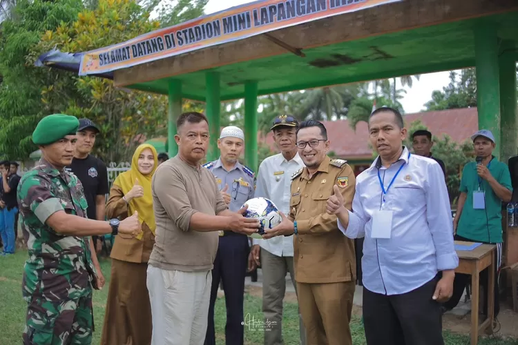 Bupati Tanah Datar Eka Putra saat membuka Open Turnamen Sepakbola HLM Cup 2023.