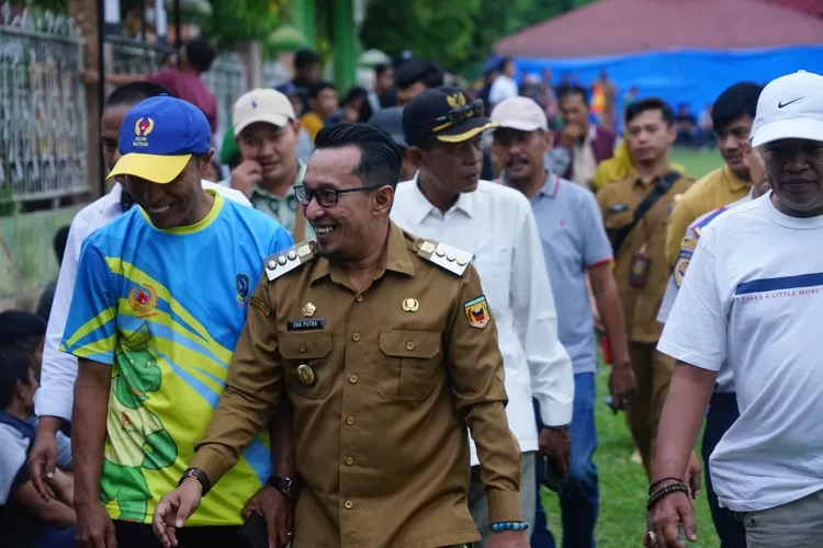 Kedatangan Bupati Eka Putra disambut hangat di Lapangan Hijau Rambatan. (Prokopim Tanah Datar)