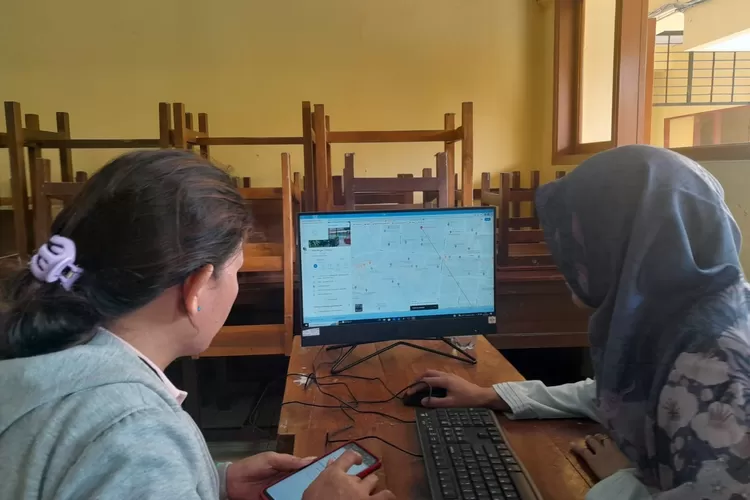 PENDAFTARAN : Pendaftar PPDB putaran pertama sedang mencari titik koordinat di SMAN 1 Depok, Selasa (6/6). (ALDY RAMA/RADAR DEPOK)