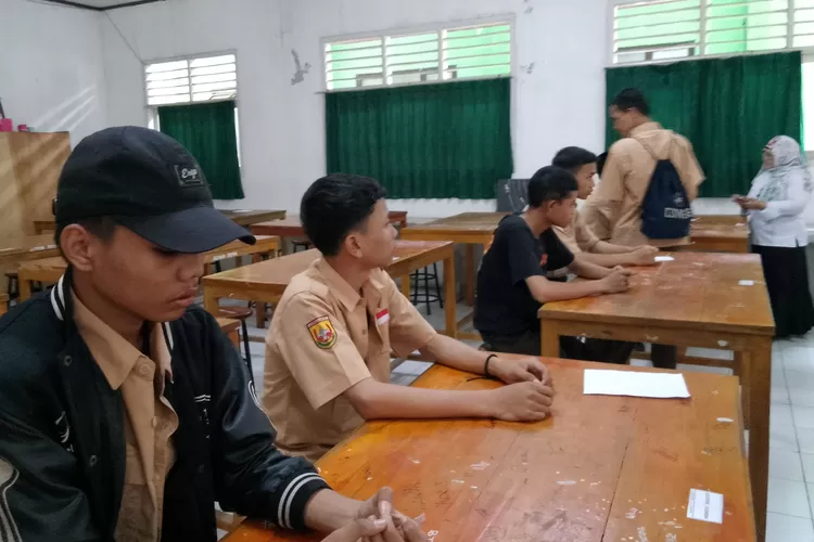 Enam pelajar SMKN 8 Kota Bekasi diamankan pihak SMPN 9 Tambun Selatan yang terlibat perselisihan pada jam pulang sekolah di depan sekolah, Rabu (7/6/2023) siang. (FOTO: Dharma/Suarakarya.id)