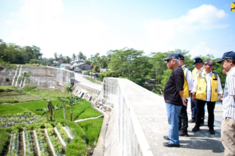 Menteri PUPR Basuki memberi pesan untuk selalu lakukan perawatan bangunan Sabo Dam (dok pu.go.id)