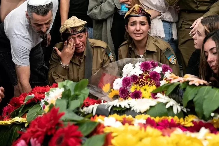 Pemakaman Sersan Lia Ben Nur, seorang tentara Israel yang tewas ditembak di perbatasan. (Reuters)