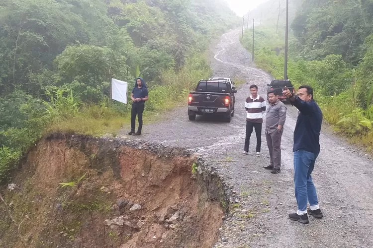 Petugas Dinas PUPR Provinsi Banten saat meninjau lokasi longsor di Jalan Raya Ciparay-Cikumpay (Foto: Kiriman Biro Adpim)