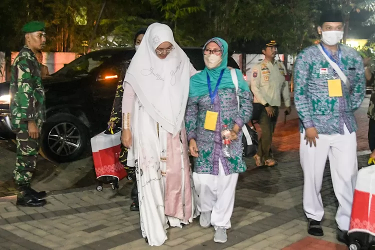 Bupati Purwakarta Anne Ratna Mustika saat melepas jamaah haji dari Purwakarta, belum lama ini. (Diskominfo Purwakarta)