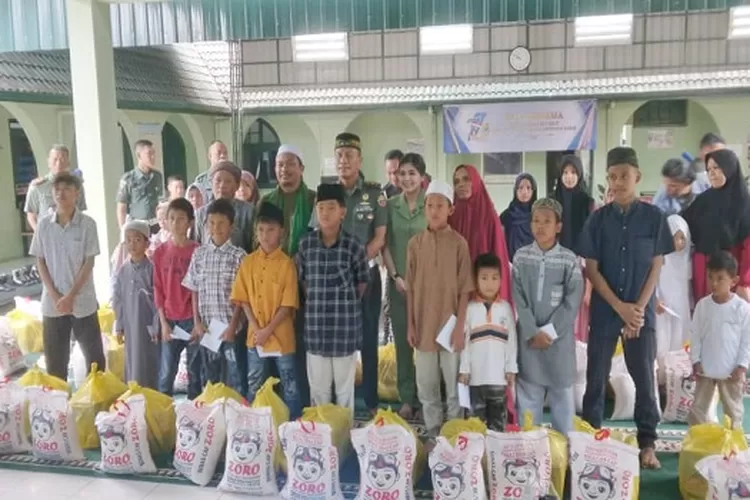 Dandenpom I/1 Pematang Siantar Mayor CPM Junilham Sitorus bersama anak anak yatim dalam giat bakti sosial menyambut HUT CPM TNI AD ke-77  (Realitasonline/SS)