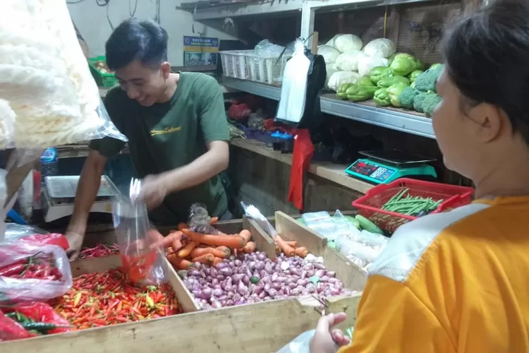TRANSAKSI : Penjaga toko sembako di Pasar Tugu, Ridwan yang sedang melayani pembeli cabai (&nbsp;ANDIKA EKA/RADAR DEPOK)