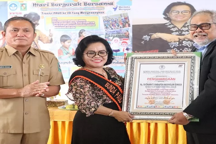 Bunda PAUD Ny Ratnawati Radiapoh Hasiholan Sinaga terima penghargaan dari Komnas PA  (Realitasonline/SS)