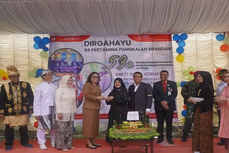 Pihak RS Pertamina Pangkalan Berandan menyerahkan potongan nasi tumpeng kepada Kadis Kesehatan Langkat pada acara HUT ke 53 rumah sakit tersebut (Realitasonline.id/AA)