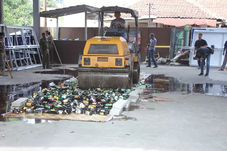Satpol PP Kota Bogor Musnahkan Ribuan Botol Miras