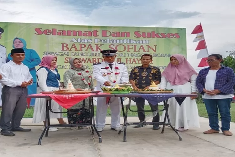 Sofian Pangulu incumbent 3 periode bersama warga Nagori Bosar  memotongan tumpeng usai dilantik Bupati Simalungun  (Realitasonline/SS)