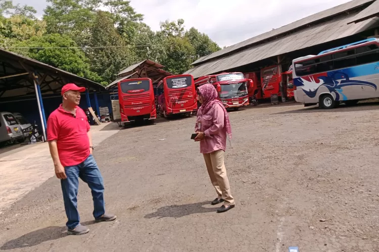 Pemilik Po Persada, Zaenul Arifin saat di Pool Bus Persada Limpung, Rabu 7 Juni 2023.  (Muslihun)