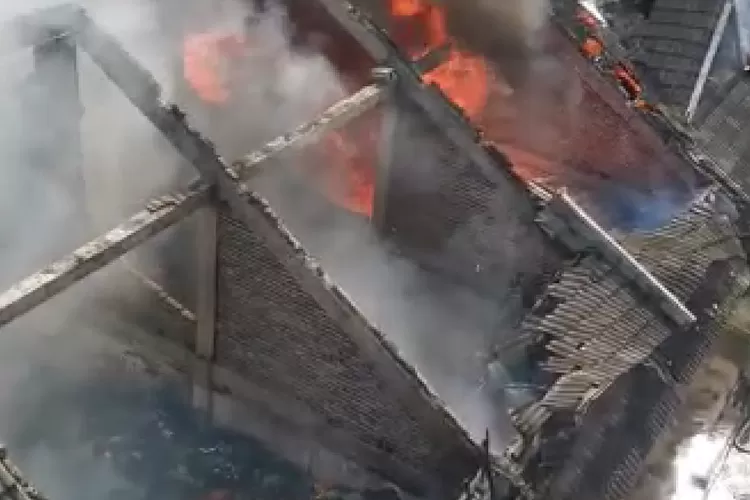 Kebakaran di Pasar Caringin di Jalan  Soekarno Hatta No. 220, Bandung, Rabu siang (6/7/2023), mengakibatkan 1 orang tewas. (Foto: Humas Diskar PB Kota Bandung )