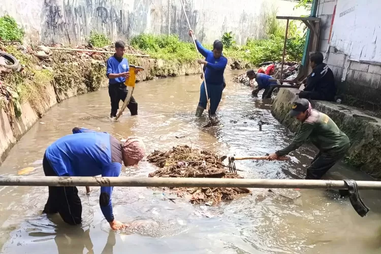 Satgas DPUPR melakukan normalisasi saluran tersier Cabang Barat, Kecamatan Limo secara manual, Selasa (6/6). (ISTIMEWA)