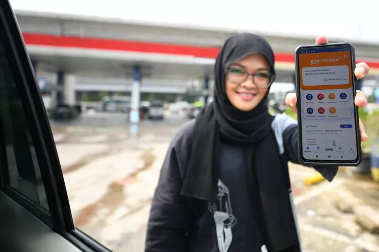 Seorang nasabah menunjukkan aplikasi BTN Mobile di Jakarta, Selasa, 6 Juni 2023. Sejak awal tahun 2023 hingga 30 April 2023 akumulasi transaksi BTN Mobile mencapai lebih dari Rp 6,8 triliun. (Ist)