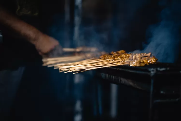 Contoh masakan tradisional, sate (Pexels Lantip)