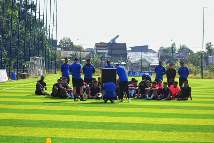PSIS Semarang berlatih di Lapangan Wisesa Kabupaten Demak, Selasa 6 Juni 2023.  (Ayosemarang.com/ Audrian Firhannusa)
