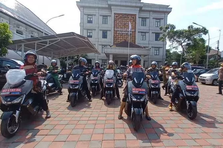 Semua lurah di Kota Solo kini menggunakan motor listrik untuk kendaraan dinas (Endang Kusumastuti)