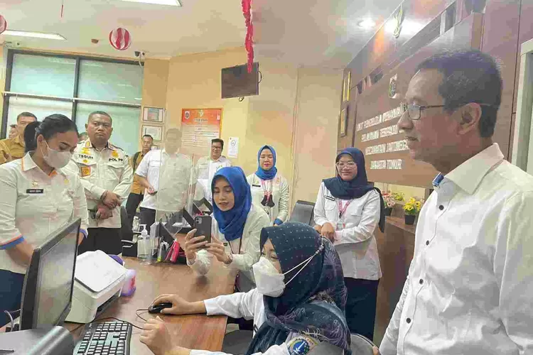 Pj Gubernur DKI Jakarta Heru Budi Hartono memperhatikan  penjelasan  jajarannya terkait pelayanan publik di kantor Kecamatan Jatinegara, Rabu (7/6/2023).