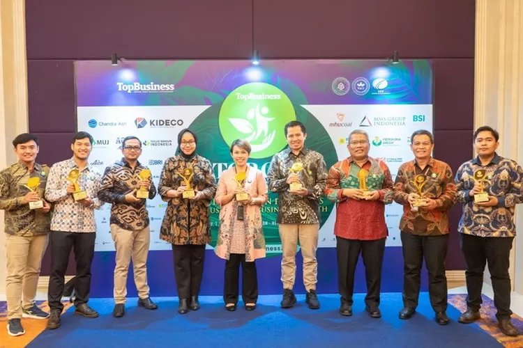 Jajaran PLN Nusantara Power usai menerima penghargaan TOP CSR