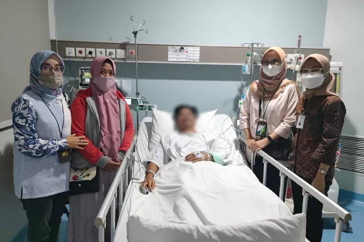 Jajaran BPJS Ketenagakerjaan Surabaya Darmo saat bersama pasien di RS Mitra Keluarga Pondok Tjandra