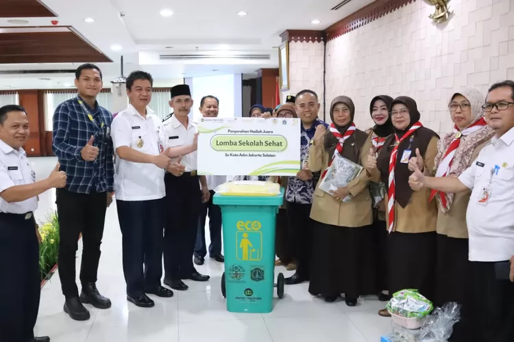 Edi Simantri Memberikan Hadiah Kepada Pemenang Lomba Sekolah Sehat Dari ...