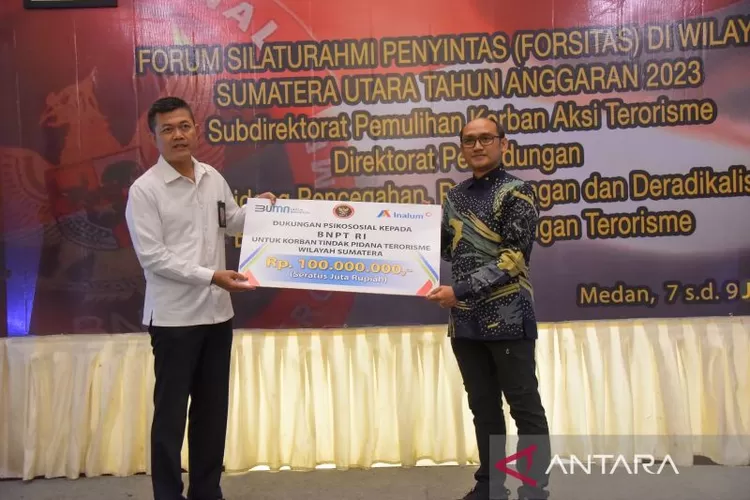 Direktur Perlindungan BNPT RI Brigjen Pol Imam Margono (kiri) memberikan dukungan psikososial dalam acara Forum Silaturahmi Penyintas (Forsitas) di Medan, Sumatera Utara, Rabu (7/6/2023).  (ANTARA/HO-BNPT RI.)