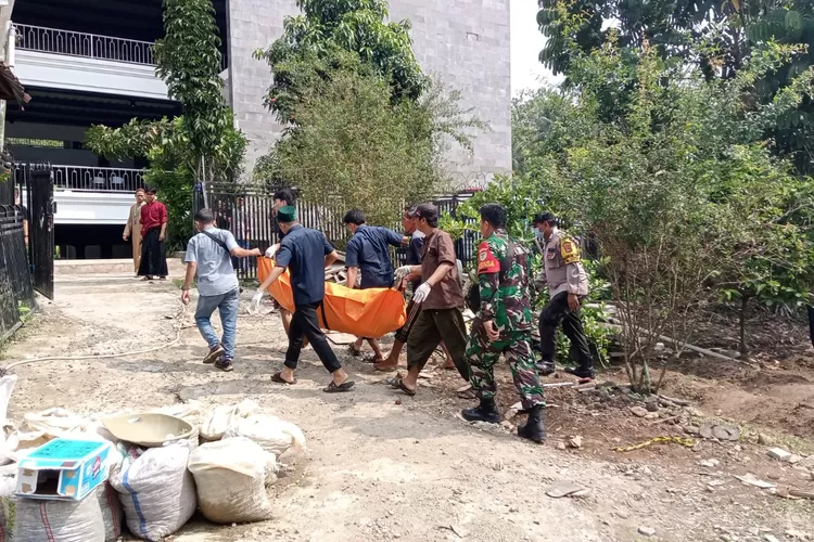Petugas membawa AS, santri Pondok Pesantren Ummul Quro.