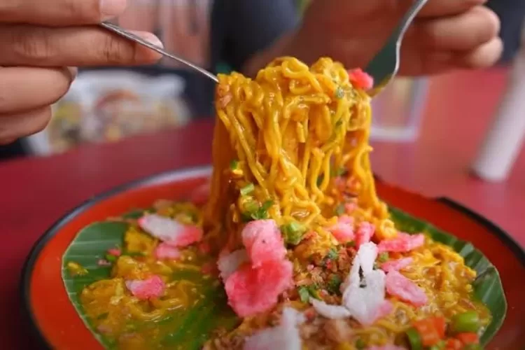 Varian baru mie nyemek dengan kuah kental khas Padang (Layar Tangkap YouTube Hobby Makan )
