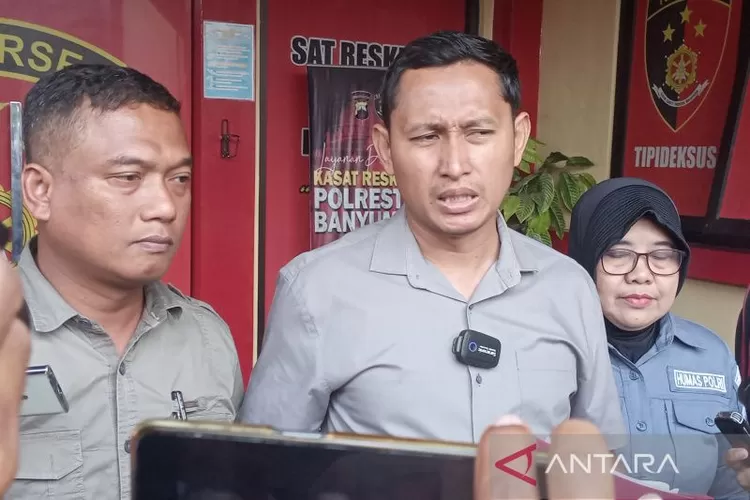 Kasatreskrim Polresta Banyumas Kompol Agus Supriadi Siswanto (tengah) memberi keterangan pers di Kantor Satreskrim Polresta Banyumas, Purwokerto, Kabupaten Banyumas, Rabu (7/6/2023) siang, terkait dengan penetapan 10 tersangka pengeroyokan yang diduga mengakibatkan seorang tahanan meninggal dunia.  (ANTARA/Sumarwoto)