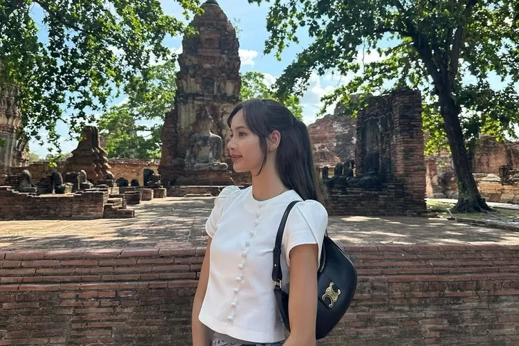 Potret cantik Lisa BLACKPINK liburan di Thailand (Instagram @lalalalisa_m)