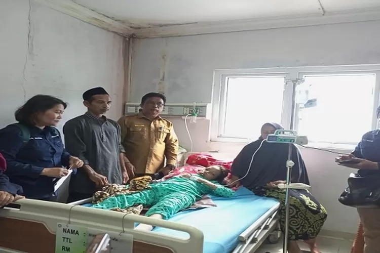 Tim Kemensos-RI didampingi Kepala Dinas Sosial Aceh Selatan mengunjungi Nur Maulida  penderita Jantung bocor  (Realitasonline.id/zul)