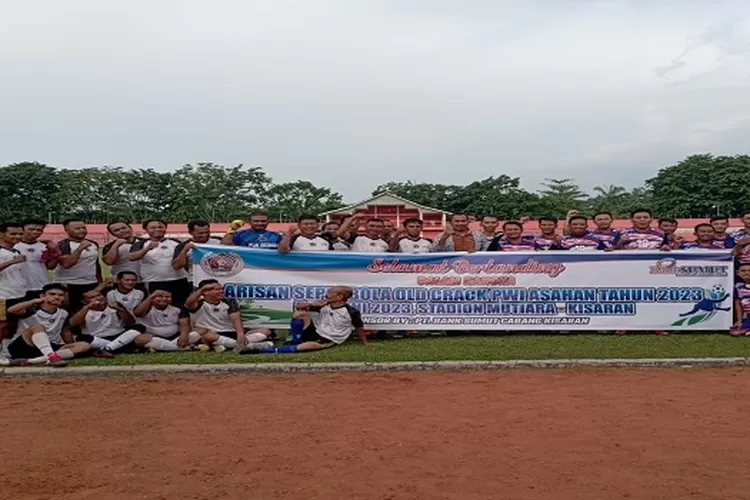 Tim Wartawan FC dan Bank Sumut Cabang Kisaran foto bersama sebelum laga persahabatan digelar  (Realitasonline.id/Dok)