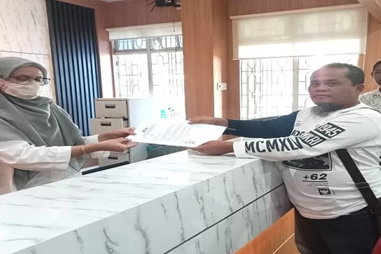 Ketua WTR Susilawadi saat menyerahkan surat laporan kepada BWS II Sumatera  (Realitasonline.id/Dok)