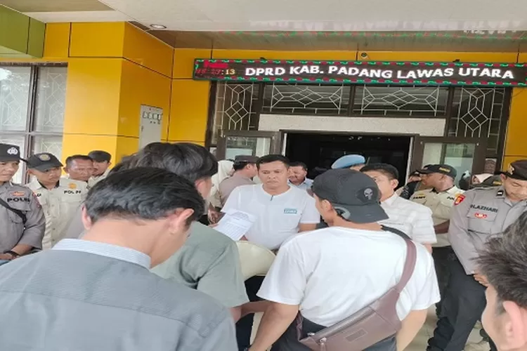 Massa menyampaikan pernyataan sikap di hadapan anggota DPRD Paluta saat aksi dikantor DPRD Paluta (Realitasonline.id/ASR)