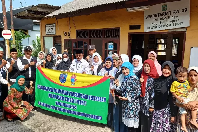 TINJAU : Lurah Abadijaya, Sodik Murdiono saat mengunjungi RW 09 untuk melakukan sosialisasi dan monitoring PKDRT.
