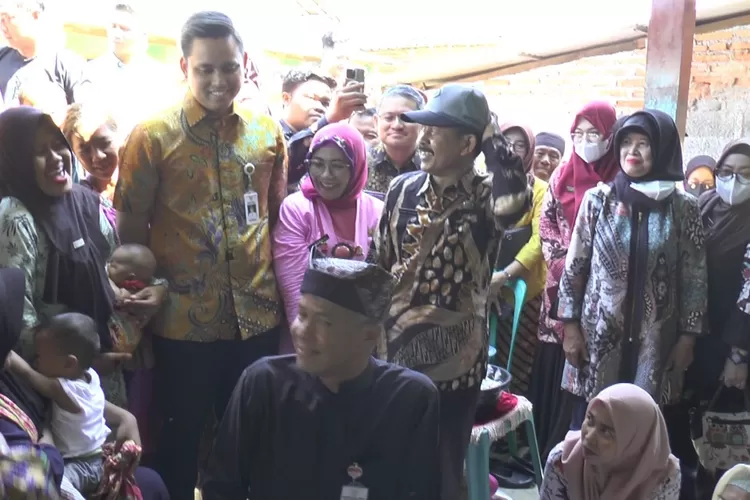 Gubernur Jawa Tengah bersama Bupati Kendal meninjau Posyandu Mekarsari 7 RT 5/RW 5 Dukuh Kisik, Kelurahan Karangsari Kecamatan Kendal Kamis 8 juni 2023.  (Edi Prayitno/kontributor Kendal)