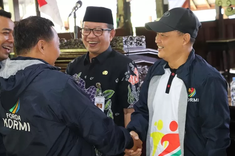 Ketua DPRD Kabupaten Demak Fahrudin Bisri Slamet (kanan) dan Wakil Bupati Demak Ali Makhsun (kiri) saat melepas atlet KORMI Demak ke Forda VII Jateng.  