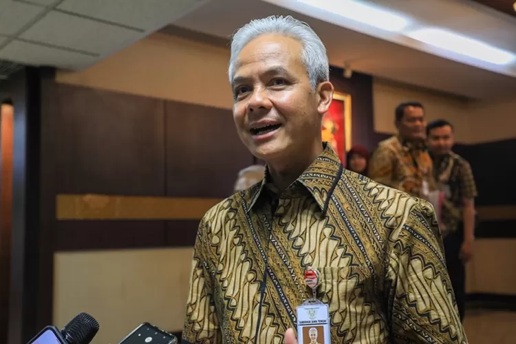 Gubernur Jateng Ganjar Pranowo berdiskusi dengan Jokowi pada Rakernas PDI.  (Humas Jateng)