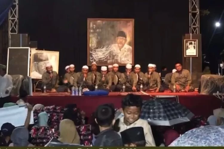 Sholawat bersama Al Muqorrobin yang digelar Ponpes Al Cholil Kaliwungu dalam rangka Khaul KH Dimyati Rois Rabu 7 juni 2023 malam.  (Edi Prayitno/kontributor Kendal)