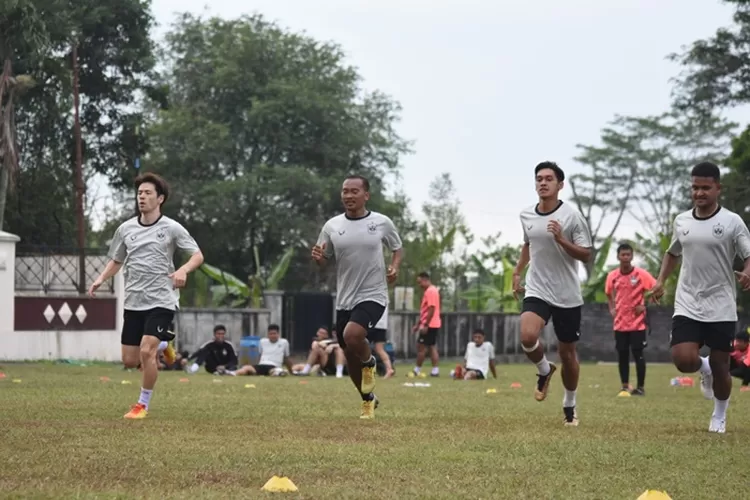 Pemain PSIS Semarang saat melakukan latihan fisik. (Ayosemarang.com/ Audrian Firhannusa)
