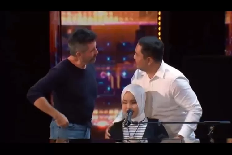 Simon Cowell memberikan apresiasi dengan menekan tombol Golden Buzzer bagi Penampilan Putri Ariani yang luar biasa. Bahkan, dia menyempatkan naik ke panggung memberikan selamat kepada Putri Ariani dan berbincang dengan ayahnya. (tangkapan layar twitter America's got Talent)
