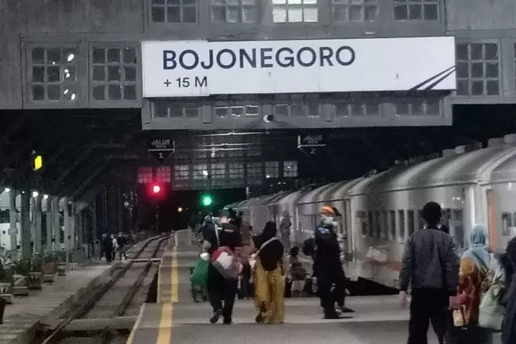 Dokumentasi - Penumpang kereta api naik dan turun di Stasiun Bojonegoro, Jawa Timur.  (ANTARA/Ahmad Wijaya)