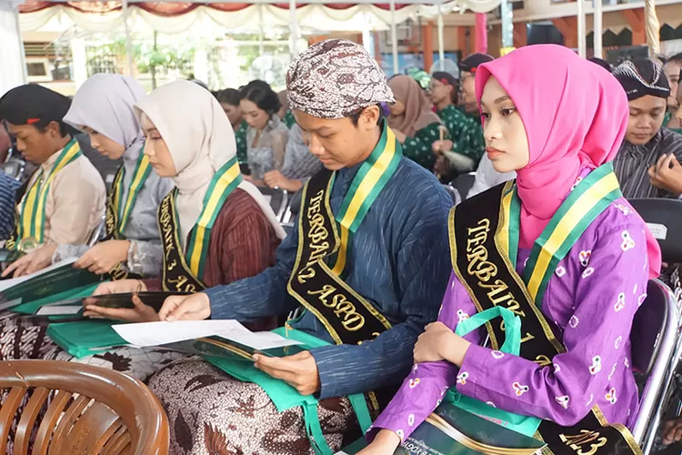 Sheeryl Kinayra Fateema Arditya (kanan), siswi SMPN 8 Yogyakarta meraih jumlah nilai ASPD tertinggi se-Provinsi DIY. (FOTO: DOK. DISKOMINFOSAN KOTA YOGYAKARTA )