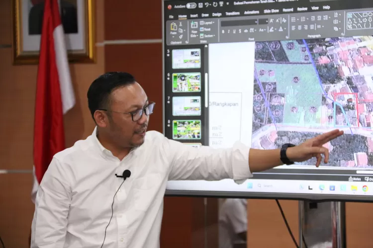PAPARKAN : Kepala BPN Kota Depok, Indra Gunawan saat melakukan rapat kordinasi dengan jajarannya, beberapa waktu lalu. (BPN DEPOK FOR RADAR DEPOK)